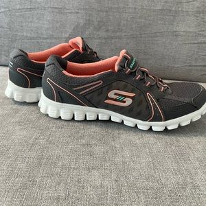 Sketchers Air Cooled Memory Foam Sneakers Size 8